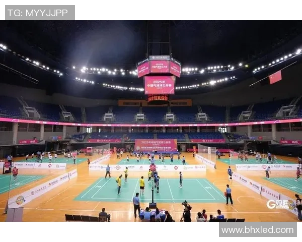 青岛队记:国信体育馆热烈氛围全家齐力为小杨助威